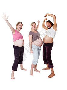多样性 快乐和孕妇在白色工作室背景下为母亲幸福地微笑 一群女性朋友在怀孕期间兴奋在一起成为母亲和分娩的肖像图片