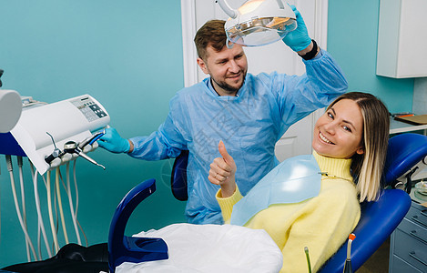 一位漂亮的女病人坐在接待处的牙医办公室里 坐在医生旁边成人工具药品微笑卫生椅子牙科诊所班级牙齿图片