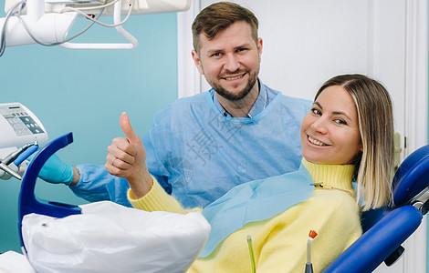 一位漂亮的女病人坐在接待处的牙医办公室里 坐在医生旁边微笑卫生工具女孩职业拇指打扫班级女性牙齿图片