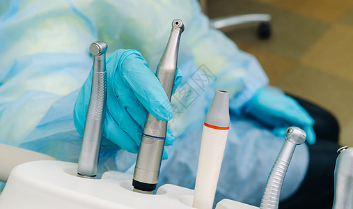一名在牙科办公室戴手套的牙医工作前持有一种工具药品检查治疗不锈钢技术配饰金属医生钻头角落图片