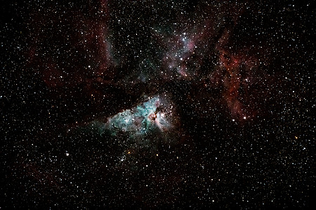 在纳米比亚的夜空中看到令人印象深刻的深空天体海山二星云 NGC 3372图片