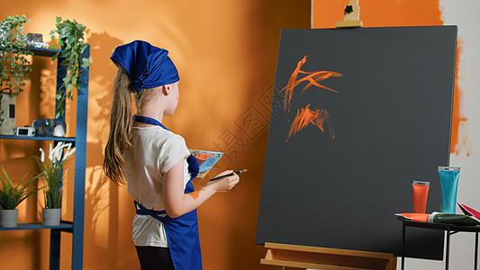 含橙色和油漆笔画的幼儿绘画杰作图片