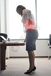 这感觉不太好 一位女商务人士在办公室工作时背部疼得痛不欲生图片