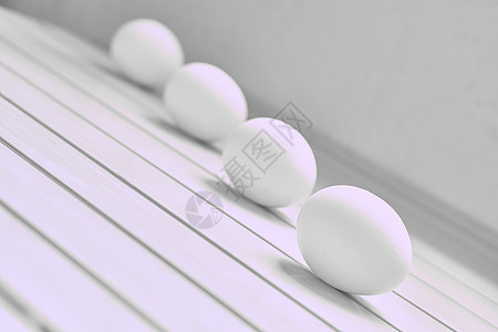 四只鸡蛋在白条纹表面 黑色白色照片图片