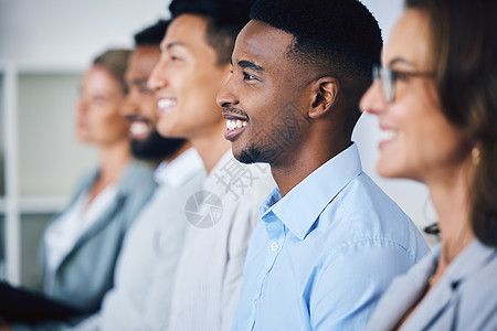 商务 演示和快乐的多元化员工坐在办公室的研讨会或研讨会上聆听 一群专业工作人员在会议室微笑着制定团队合作战略图片