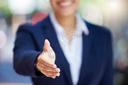 具有 b2b 伙伴关系愿景 动机或成功的女商务人士的握手 团队合作或协作 管理层的特写手 支持 信任或欢迎交易或提供会议谢谢图片