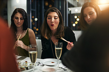 好食物 好朋友 好时光 朋友在餐厅开晚宴派对的朋友们享受女士女性青年玻璃团体寿司桌子成人庆典图片