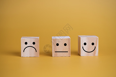 客户服务和满意度概念快乐的笑脸图标 业务反馈正面评价非常令人印象深刻的木立方体在桌子上情感排行表情用户名声技术营销产品商业木头图片
