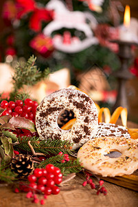 圣诞装饰和饼干 在旧木制背景上芳香假期肉桂蛋糕装饰品食物星星巧克力季节木头图片