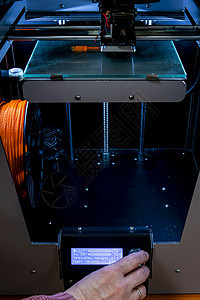 现代 3D 打印机打印图形特写宏 3d 打印机用橙色塑料打印聚合物创造力创新机器制造业商业造型材料添加剂工具图片