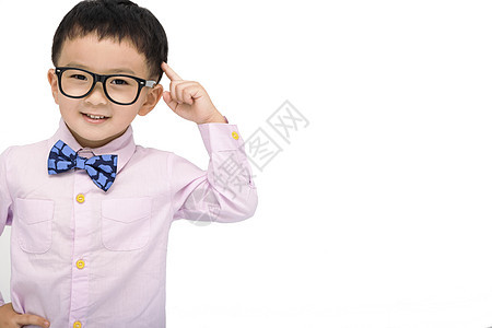 小孩站在白色背景上微笑 用一只手指指着头的白脸图片