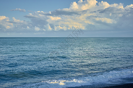 海滨 海边有碎石 沙滩上湿海岩和宁静的海浪飞溅热带海滩天气冲击波环境力量海岸泡沫戏剧性图片