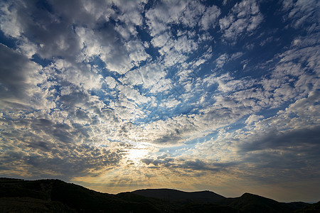 美丽的日落天空云 光辉照耀山脉晴天太阳天堂风景场景蓝色戏剧性天空季节图片