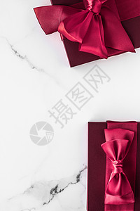 大理石背景的礼品盒 假日平板问候展示装饰婚礼花纹店铺奢华圣诞礼物平铺丝带图片