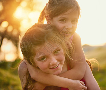 女孩们只想玩乐 两个可爱姐妹的肖像在公园里一起玩耍图片