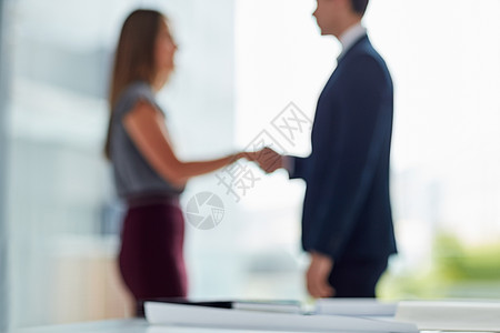 给予您的员工应有的认可 两个商务人士在办公室握手图片