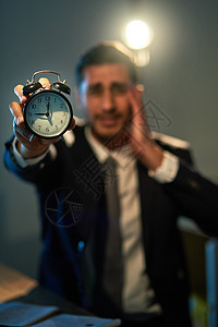 时间是一种资产 明智地使用它 一个压力很大的商务人士在工作时间深夜时钟工作图片