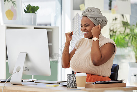 成功 庆祝和快乐的女商务人士在电脑上阅读一封积极的电子邮件 快乐和胜利 兴奋的黑人员工在办公室以胜利姿态庆祝胜利 好消息或晋升图片