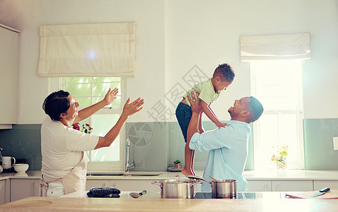 家庭 父亲和儿子在厨房里度过快乐 嬉戏和快乐的时光 在家里幸福地微笑 父母在房子里与孩子一起照顾 爱和玩乐 一起玩笑和有趣的时刻图片