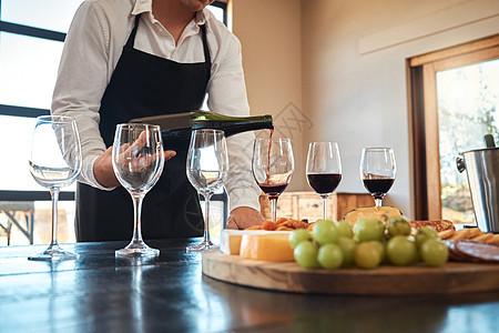 酒店 工业和豪华葡萄酒服务 侍者倒酒杯 准备在餐厅品酒 专业侍酒师为您提供精致的酒类用餐体验图片