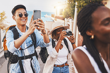 快乐的摄影师人在旅游暑假或假期进行国际旅游和镜头光晕 为社交媒体品牌摄影的年轻影响者或旅游男性 女性和朋友图片