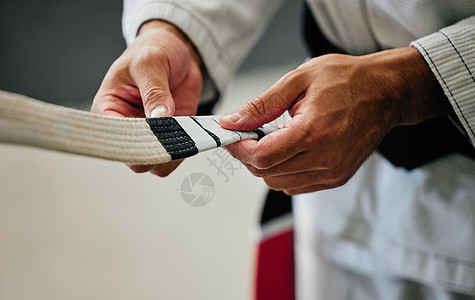 健身 训练和空手道老师手在中心或道场为新生准备制服 武术老师准备上一堂关于自卫 速度和身体耐力的课背景图片