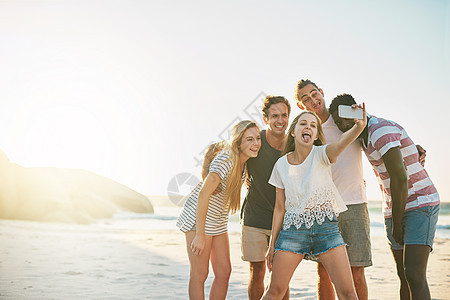 它不是暑假 直到你采取自拍 一个快乐的一群朋友 一起在海滩玩自拍图片