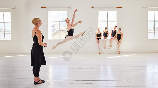 芭蕾舞老师 舞蹈学生和工作室在创意剧场跳跃表演中具有芭蕾舞演员的群体多样性 戏剧室 艺术或培训女性美容或优雅学习舞台班图片
