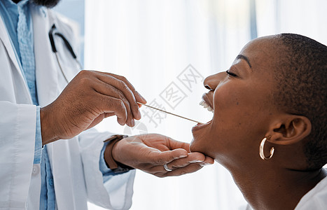 医生 耳鼻喉科医生或牙医用医疗仪器检查喉咙是否有扁桃体或口腔癌 耳鼻喉科专家检查一名黑人妇女的健康 医疗保健工作者和健康图片