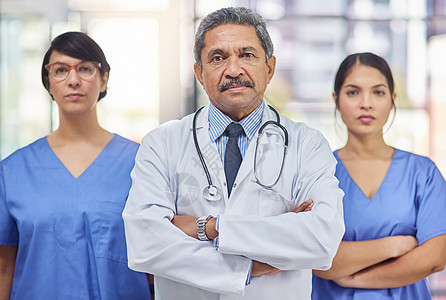 保健是一个严重的问题 一组医务人员的肖像齐心合力地站在一起图片