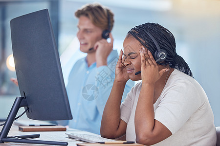 在工作中头痛的呼叫中心代理 在销售中工作压力大的电话营销顾问和在沟通方面有问题的疲惫的女商务人士 客户服务人员在办公室郁闷图片