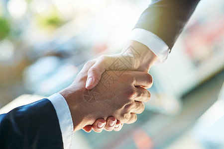 建立商务联系 两个商务人士握手 (掌声)图片