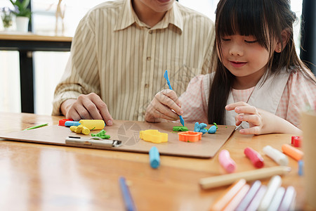 可爱的小女孩和父亲玩多姿多彩的可塑塑料 手工制作技能培训课堂玩具治疗黏土医生幼儿园精神科材料帮助女孩图片