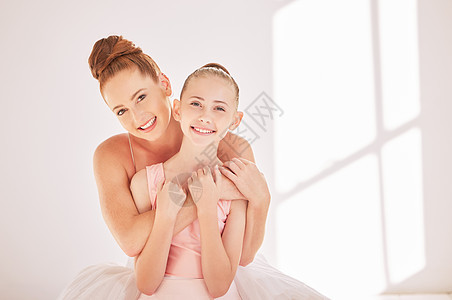 肖像芭蕾舞老师和孩子在训练室里拥抱 带着快乐的微笑和训练后的支持 在练习课或训练后学习舞蹈和创意戏剧艺术后快乐的女人和女孩图片