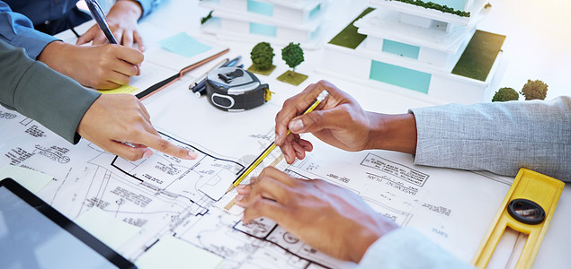 建筑师在办公室用纸 铅笔和规划从事建筑设计 蓝图或平面图工程 业务团队合作行业工人在项目开发方面的合作图片