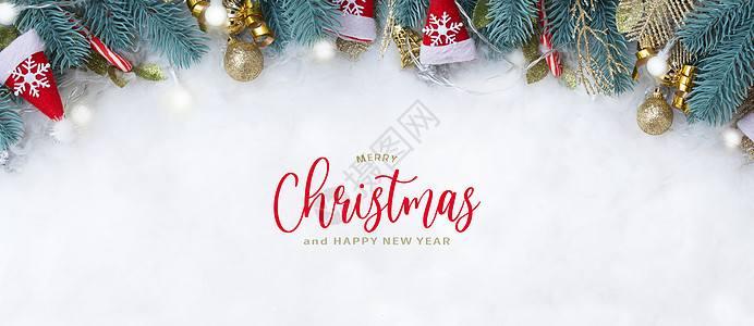 有圣诞快乐短信的班纳 和fir 树枝 圣诞装饰板平铺在雪地背景上图片