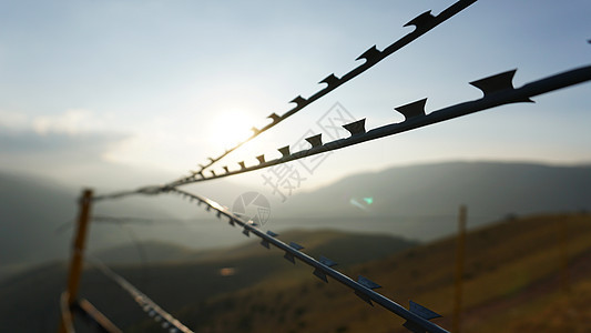 长着模糊背景的栅栏上刺铁丝网农场风化爬坡农村金属牛仔旅行安全场地国家图片