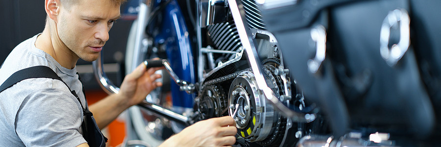 在车间用工具修理摩托车的维修总修师;图片