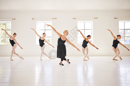 芭蕾舞 舞蹈学生和老师在课堂上进行练习 训练和表演 在芭蕾舞学校上课时 古典艺术舞者以平衡 优雅和热情的方式移动图片