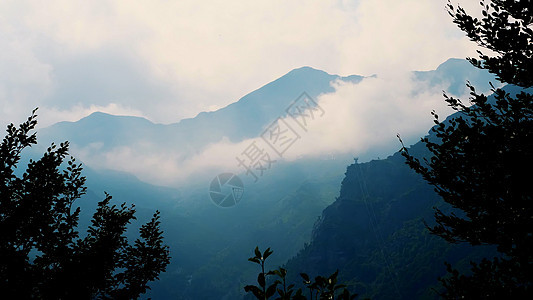 2018年7月7日 大雾中高山峰 夏天晚上 黄昏 有雾的阿尔卑斯山风景图片