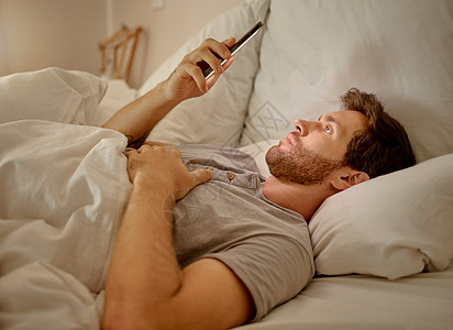 社交媒体 移动应用程序以及晚上在带家庭 wifi 的卧室里使用互联网或在线网站内容使用智能手机放松的人 严重失眠者阅读博客以获得图片