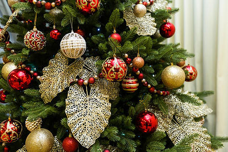 圣诞树上近距离的球 背景的新年概念边界传统假期风格金子艺术装饰装饰品庆典玩具图片