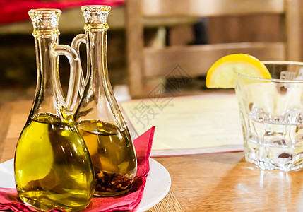 意大利餐馆的有机额外处方橄榄油瓶装罐头产品餐厅沙拉处女食物旅行饮食敷料蔬菜美食图片