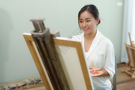 一个亚洲女人在闲暇时间设计艺术的肖像职业抽屉运动成人商业热情学习创造力想像力画笔图片