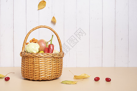秋天的收获篮里有苹果 和木本上的胡椒图片