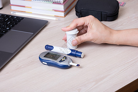 桌子上有血糖仪的女性手 糖尿病患者的生活方式 测量葡萄糖水平控制乐器卫生药品测试疾病手指监视器诊断保健图片