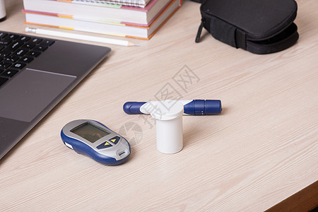 办公桌上的血糖仪 糖尿病人的生活方式 每次测量血液中的葡萄糖水平图片