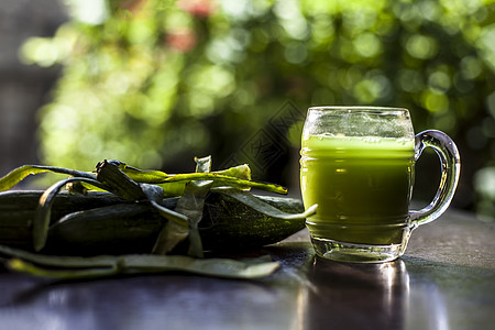 黑面玻璃杯中新鲜的露法汁 加勒卡汁或海绵瓜蔬菜图片