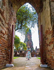 泰国Ayutthaya在夫妇男女戴帽子前往泰国Ayyuthaya假期公园历史佛塔游客建筑男人寺庙女孩雕像图片