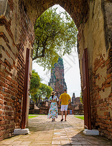 泰国Ayutthaya在夫妇男女戴帽子前往泰国Ayyuthaya历史历史性女士男人宝塔废墟旅行王国建筑游客图片